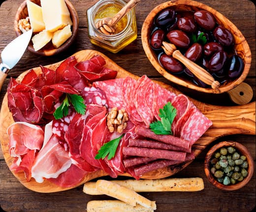 Luksus tapas med charcuteri, ost, oliven og tilbehør