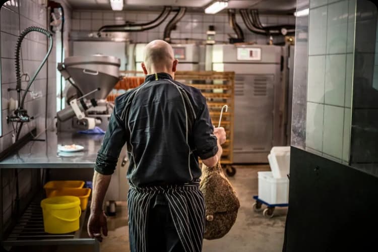 Slagter i arbejde i produktionen hos Slagter Christiansen Fanø