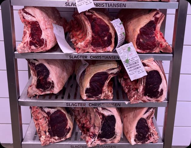 Dry-aged oksekød i Slagter Christiansens modningsskab